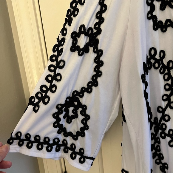 ⭐️Host Pick⭐️ Investments Women’s top White with Black size 1X - Picture 3 of 7
